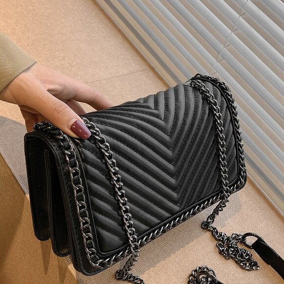 Black Elegant Women's V-Shaped Embroidery Thread Shoulder Bag With Chain Decor - Picture 5 of 5